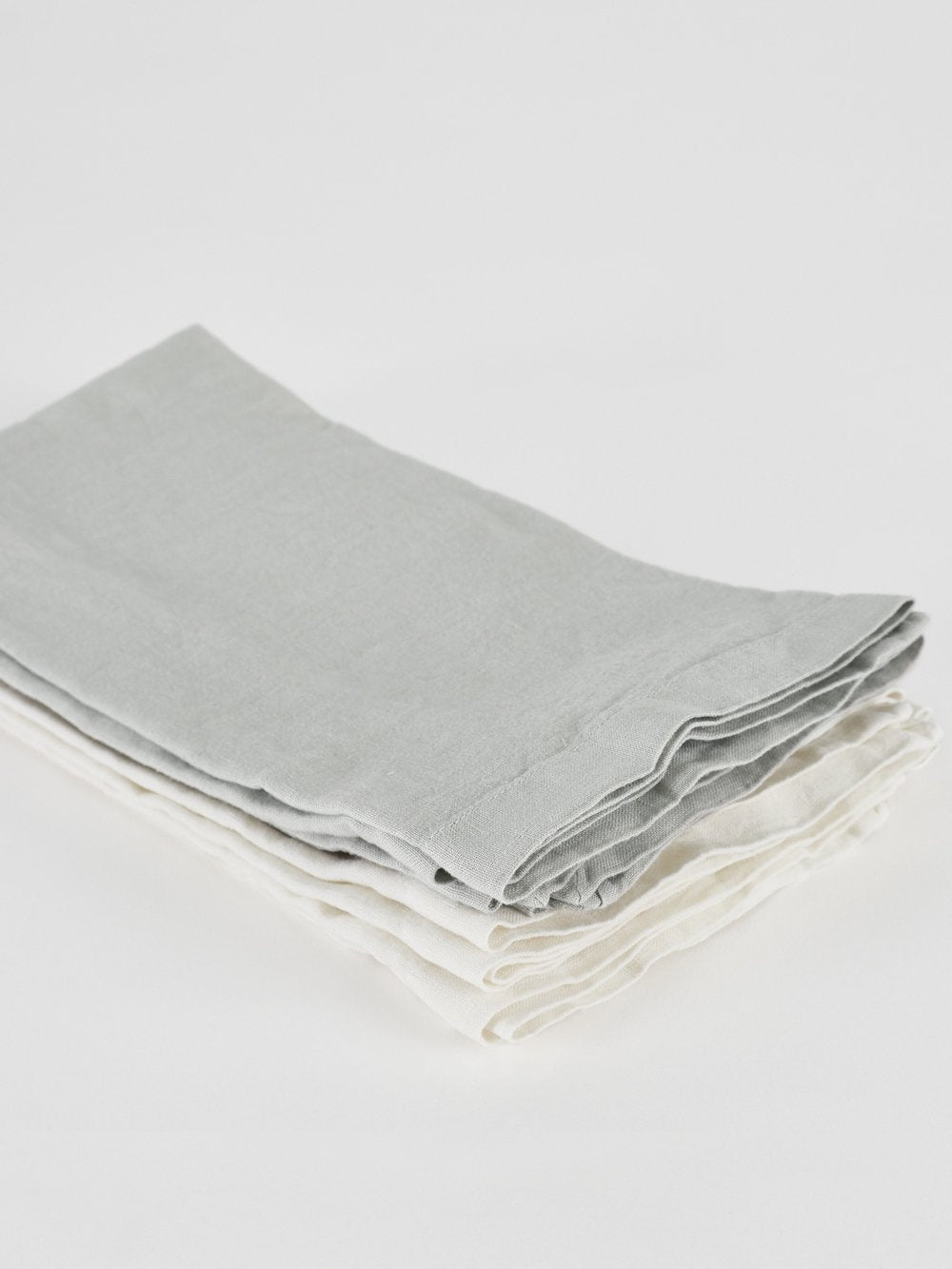 https://matteola.com/cdn/shop/products/matteo--vintage-linen-napkin-02.jpg?v=1582849430&width=1024